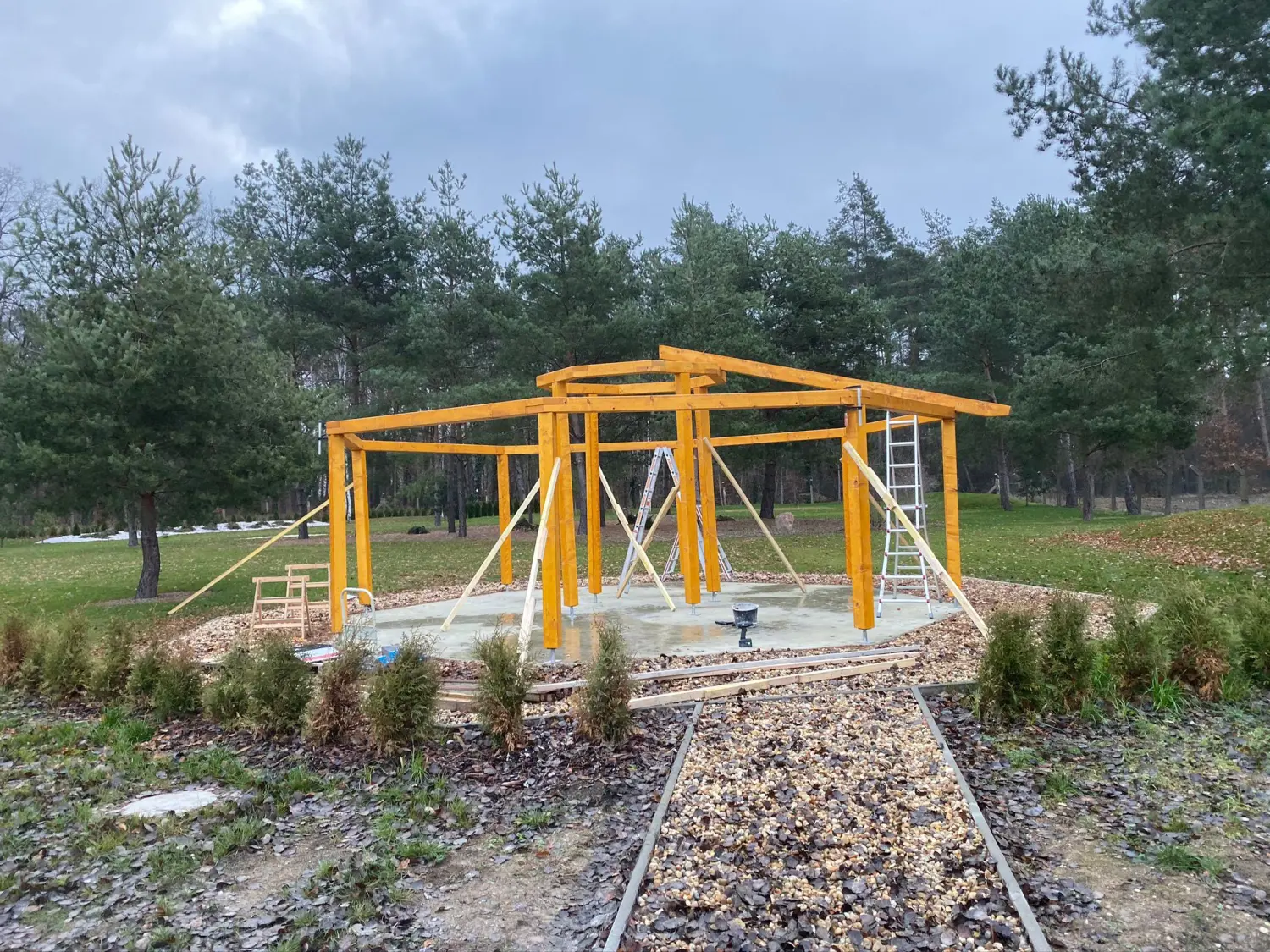 Errichtung eines 8-eckigen Pavillons mit Schornsteinöffnung von Holz Biele