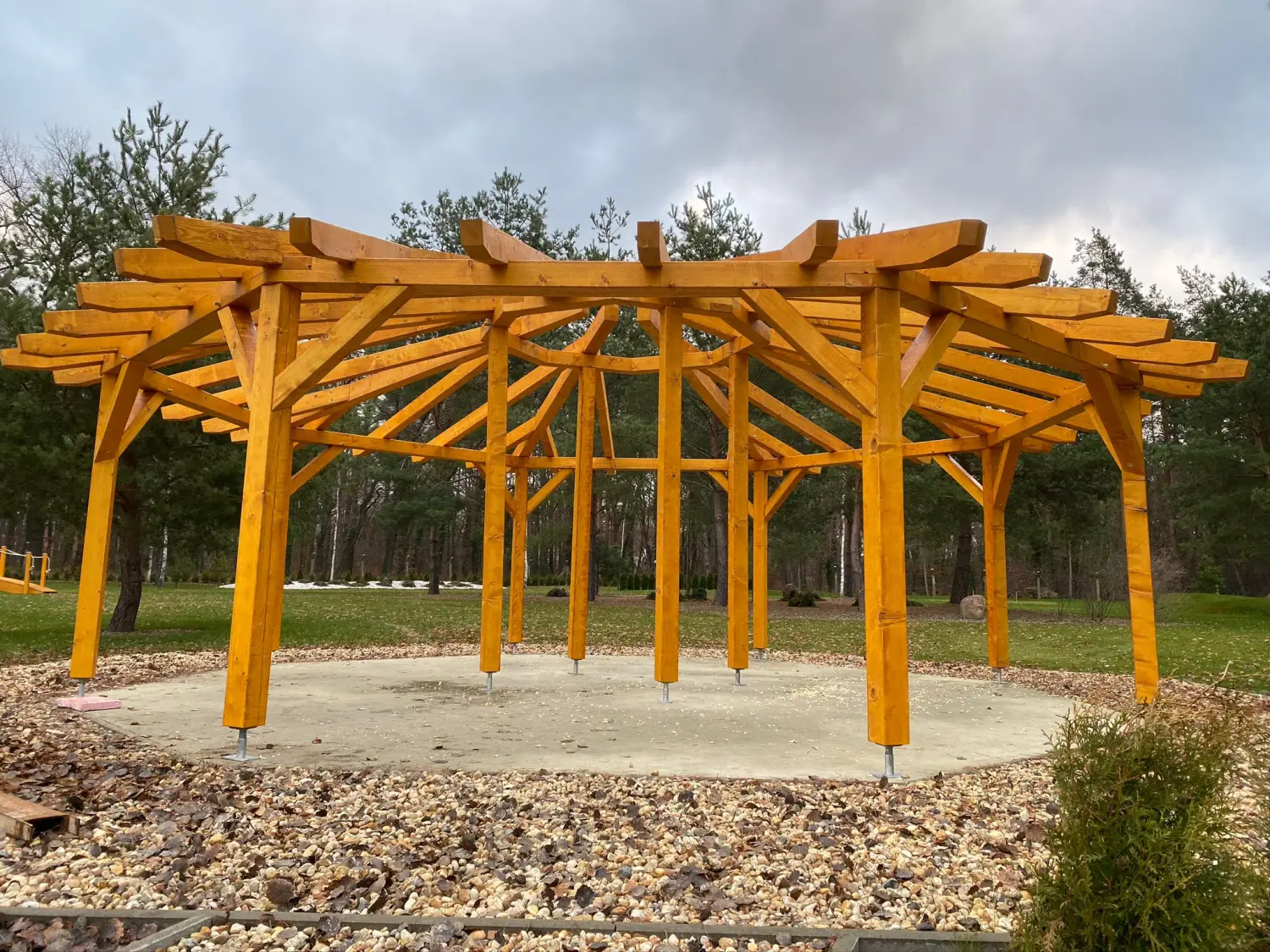 Errichtung eines 8-eckigen Pavillons mit Schornsteinöffnung von Holz Biele