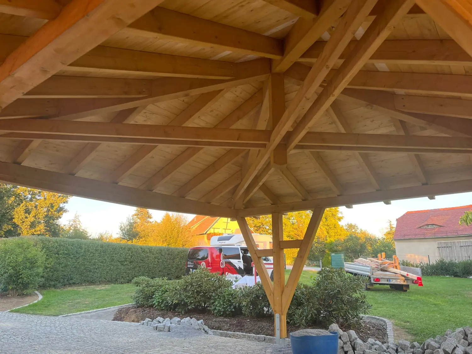 Aufbau eines Carports mit Zeltdach von Holz Biele