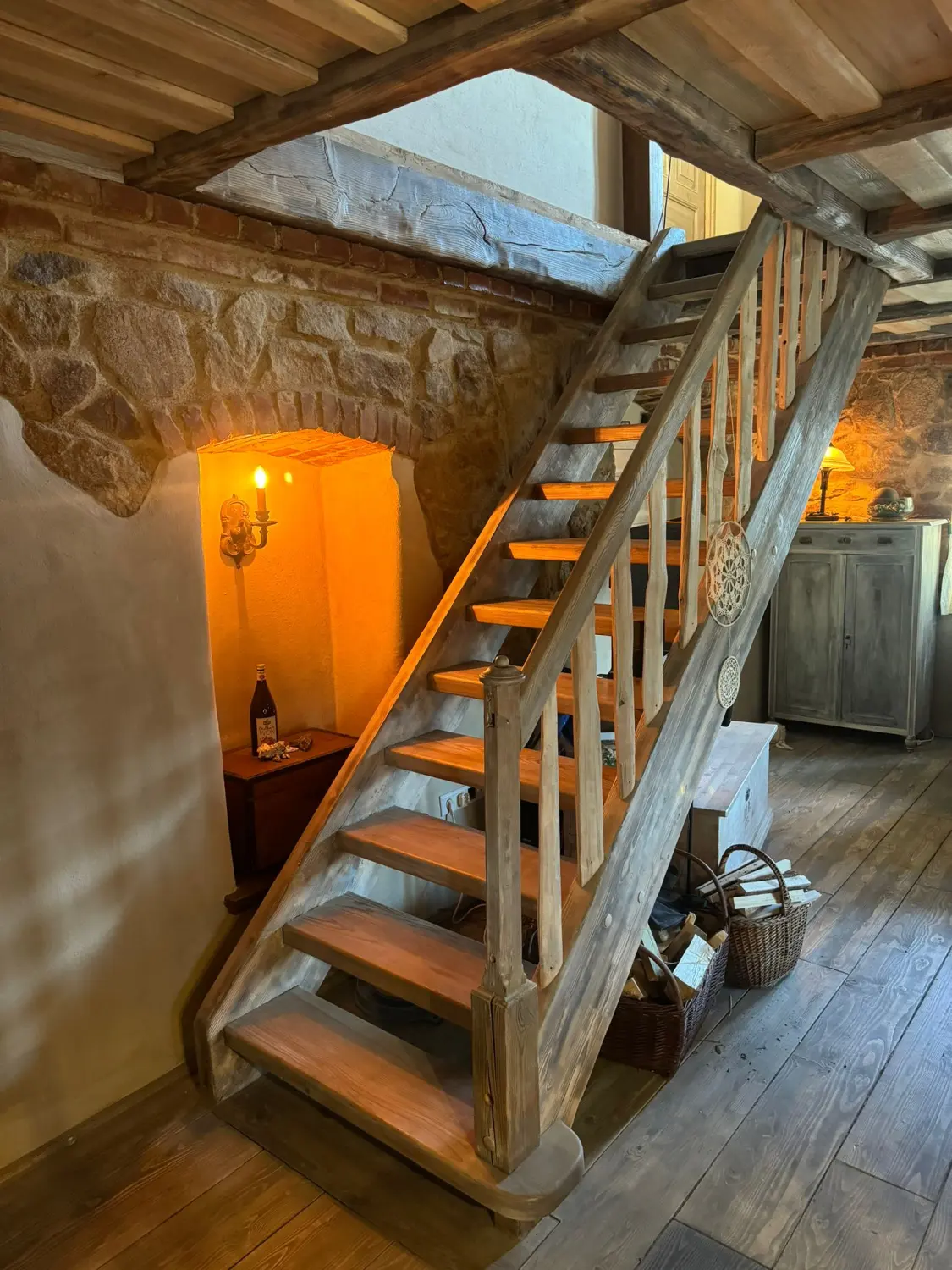 eine Treppe, die wie aus der Decke „gewachsen scheint“ von Holz Biele