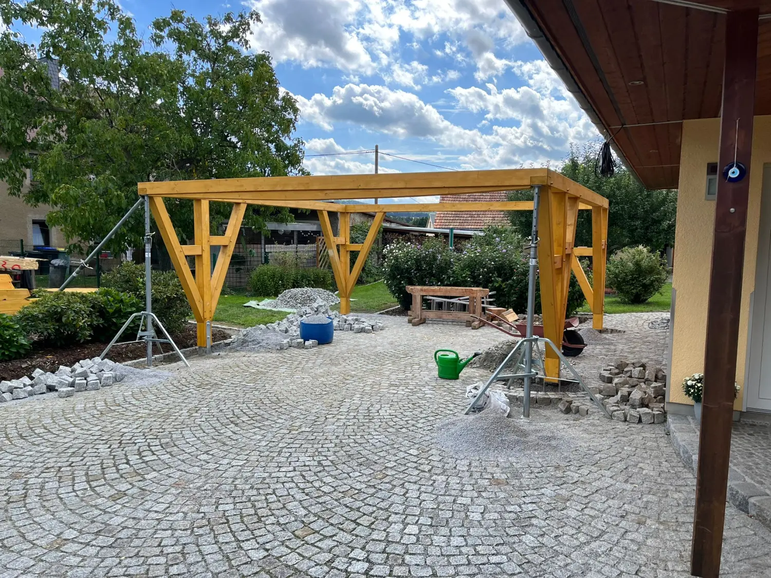 Aufbau eines Carports mit Zeltdach von Holz Biele