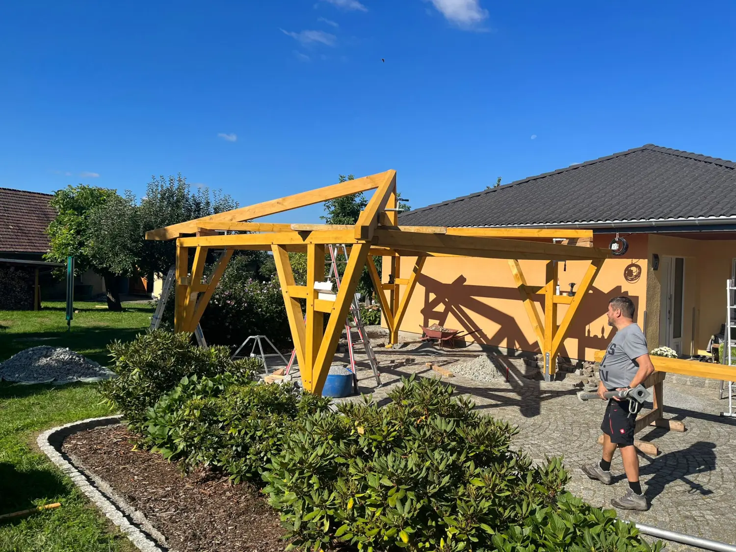 Aufbau eines Carports mit Zeltdach von Holz Biele