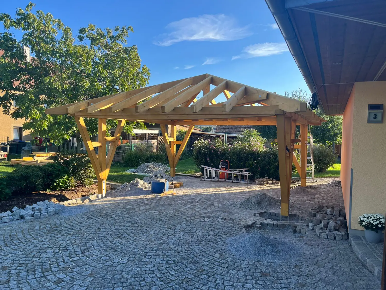 Aufbau eines Carports mit Zeltdach von Holz Biele