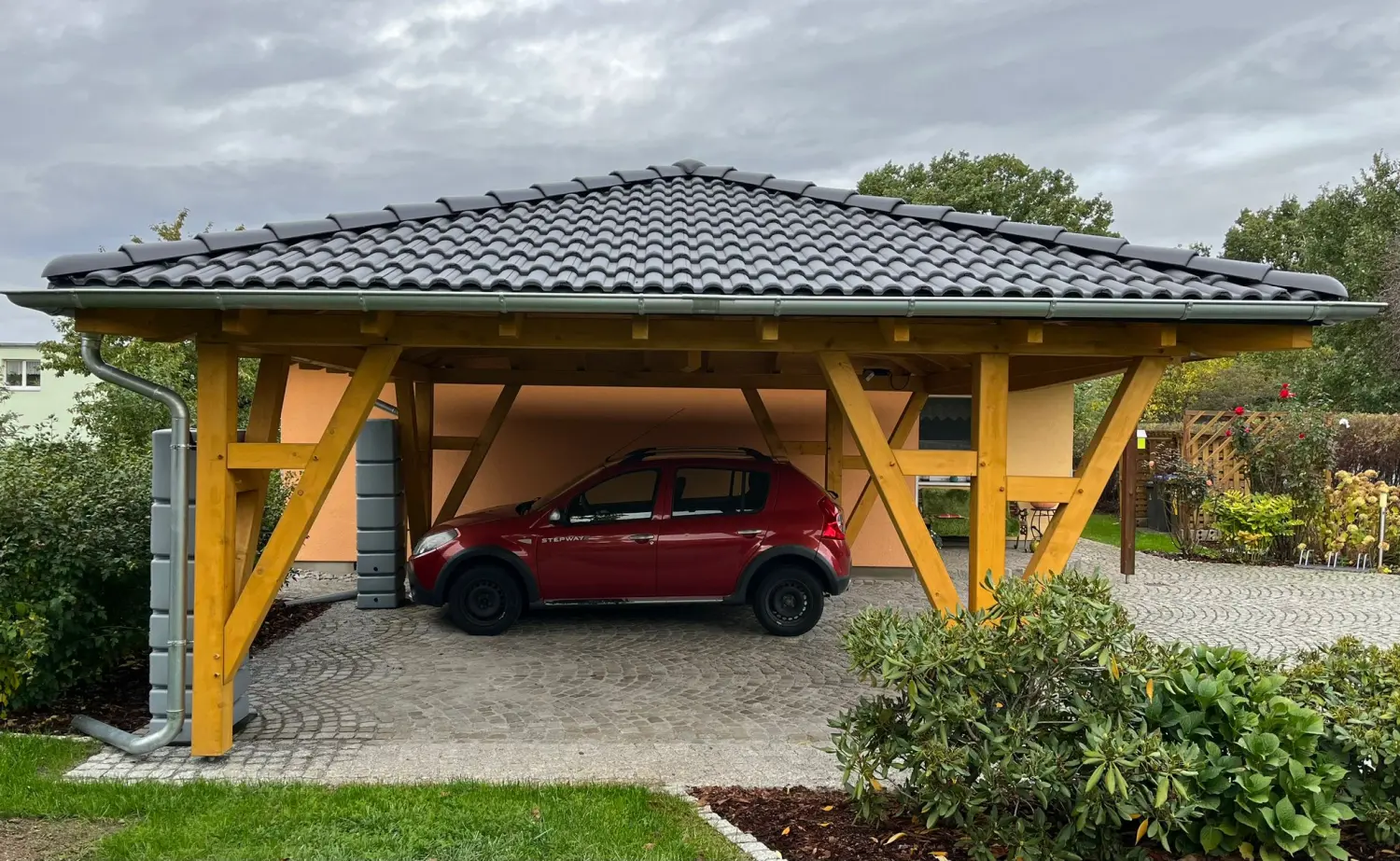 Aufbau eines Carports mit Zeltdach von Holz Biele