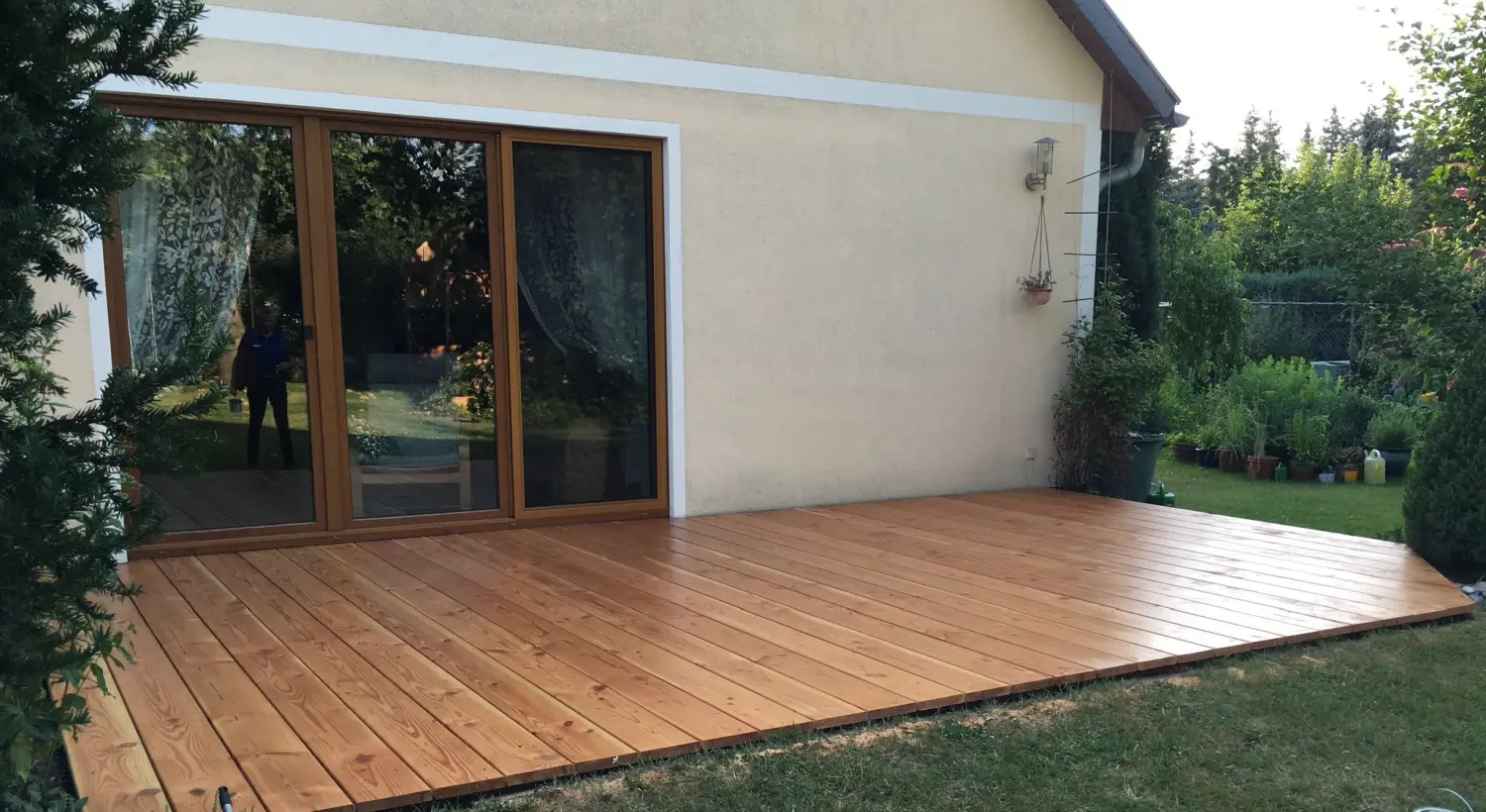 Unterbau einer entstehenden Terrasse frisch geölt von Holz Biele