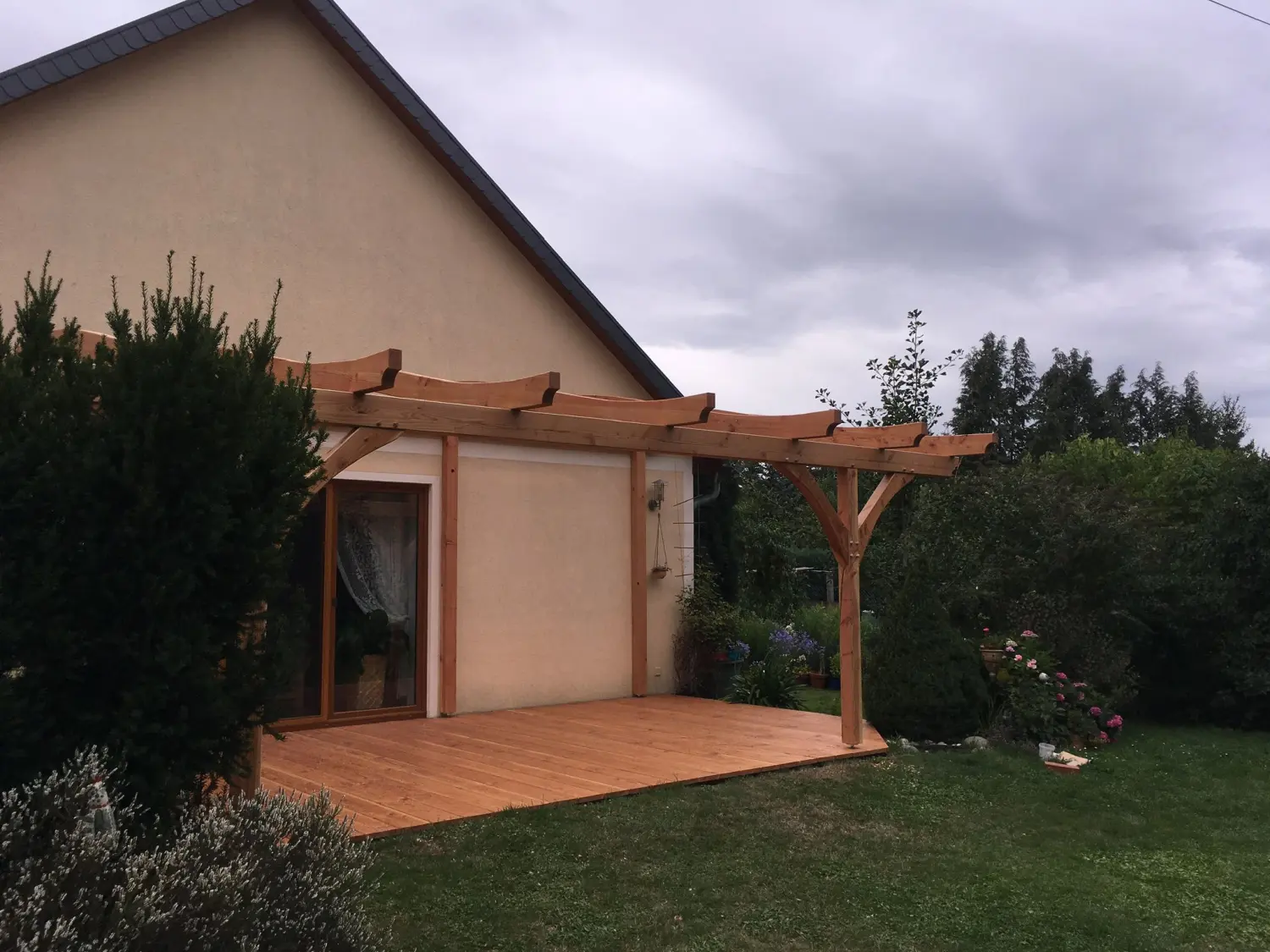 Unterbau einer entstehenden Terrasse frisch geölt von Holz Biele