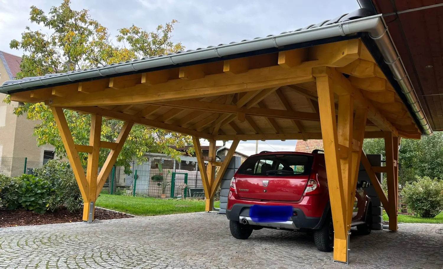 Aufbau eines Carports mit Zeltdach von Holz Biele