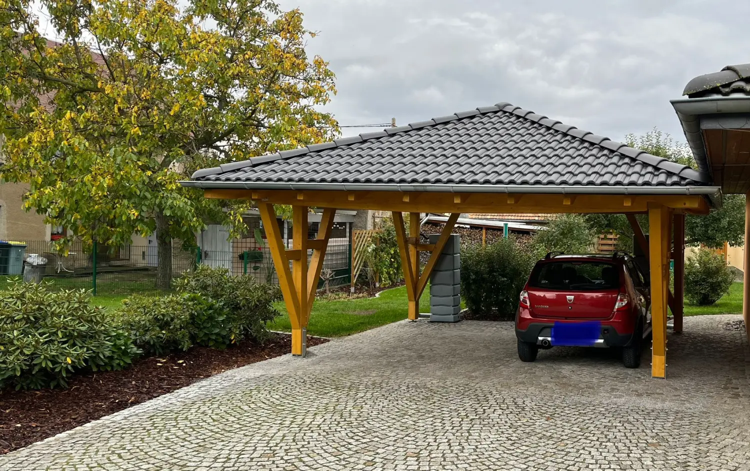 Aufbau eines Carports mit Zeltdach von Holz Biele